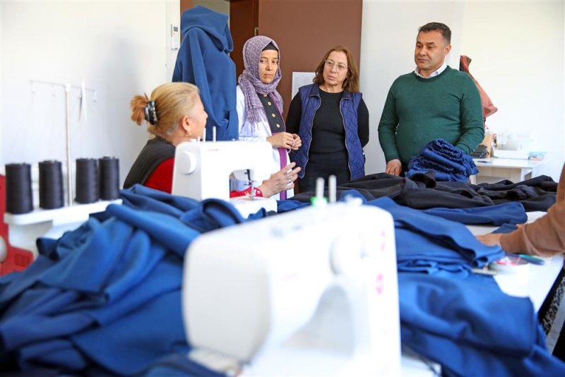Alanya belediyesi kursiyerleri el emeğiyle hazırladığı kıyafetleri depremzedelere ulaştırılıyor