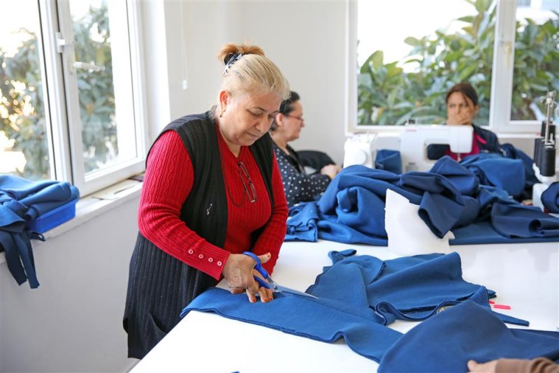 Alanya belediyesi kursiyerleri el emeğiyle hazırladığı kıyafetleri depremzedelere ulaştırılıyor