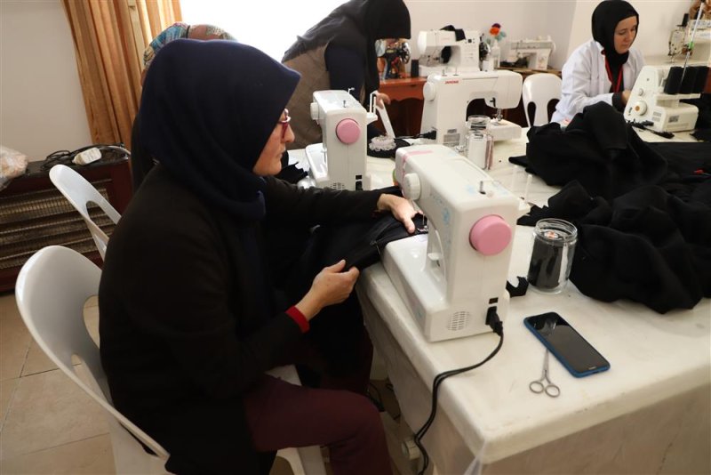 Alanya belediyesi kursiyerleri el emeğiyle hazırladığı kıyafetleri depremzedelere ulaştırılıyor