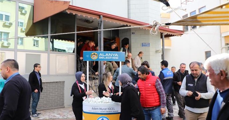 Alanya belediyesi pazar yeri ve camilerde miraç kandili kapsamında lokum dağıttı