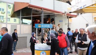 Alanya belediyesi pazar yeri ve camilerde miraç kandili kapsamında lokum dağıttı