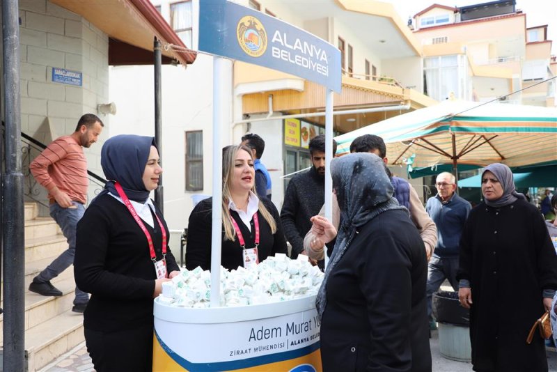 Alanya belediyesi pazar yeri ve camilerde miraç kandili kapsamında lokum dağıttı