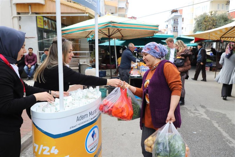 Alanya belediyesi pazar yeri ve camilerde miraç kandili kapsamında lokum dağıttı