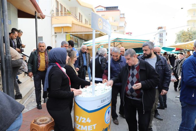 Alanya belediyesi pazar yeri ve camilerde miraç kandili kapsamında lokum dağıttı