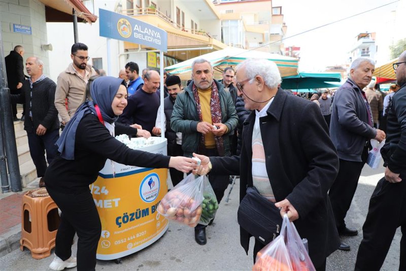 Alanya belediyesi pazar yeri ve camilerde miraç kandili kapsamında lokum dağıttı