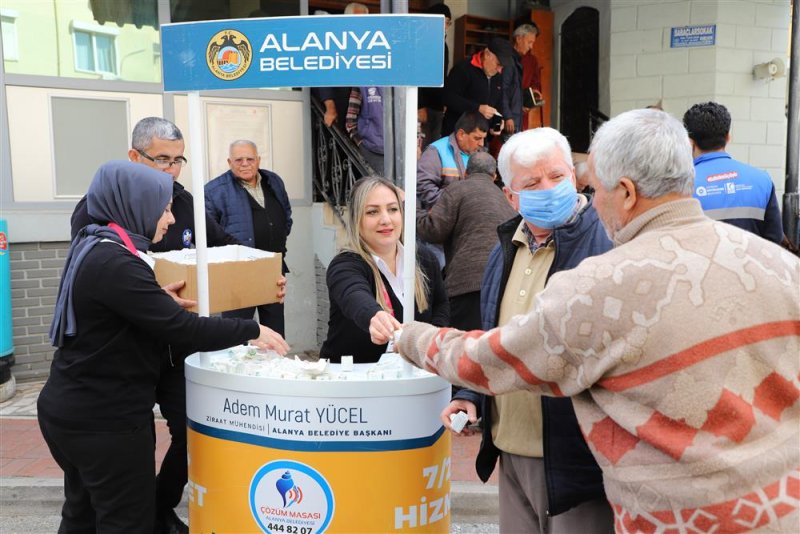 Alanya belediyesi pazar yeri ve camilerde miraç kandili kapsamında lokum dağıttı