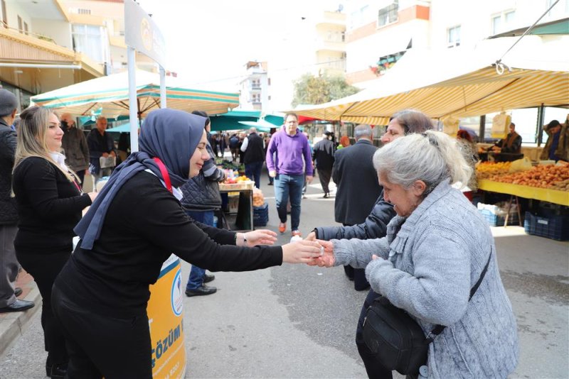 Alanya belediyesi pazar yeri ve camilerde miraç kandili kapsamında lokum dağıttı