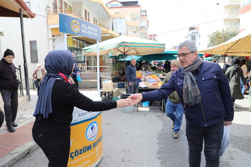 Alanya belediyesi pazar yeri ve camilerde miraç kandili kapsamında lokum dağıttı