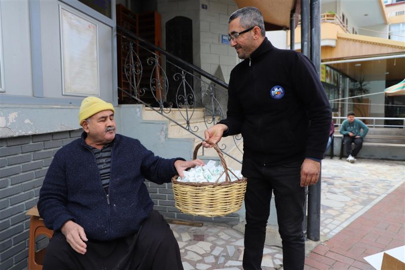 Alanya belediyesi pazar yeri ve camilerde miraç kandili kapsamında lokum dağıttı