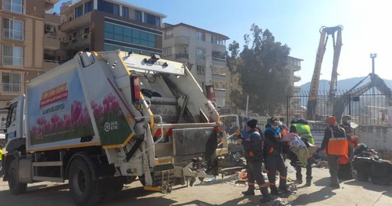 Alanya belediyesi temizlik ekibi deprem bölgesinde