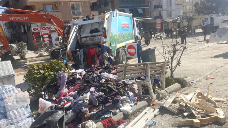 Alanya belediyesi temizlik ekibi deprem bölgesinde
