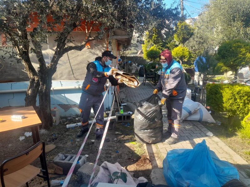 Alanya belediyesi temizlik ekibi deprem bölgesinde