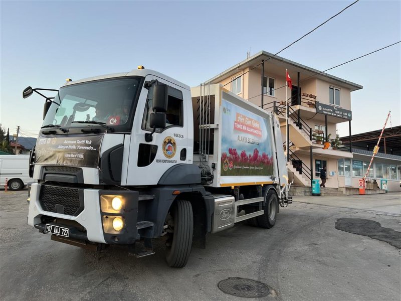 Alanya belediyesi temizlik ekibi deprem bölgesinde