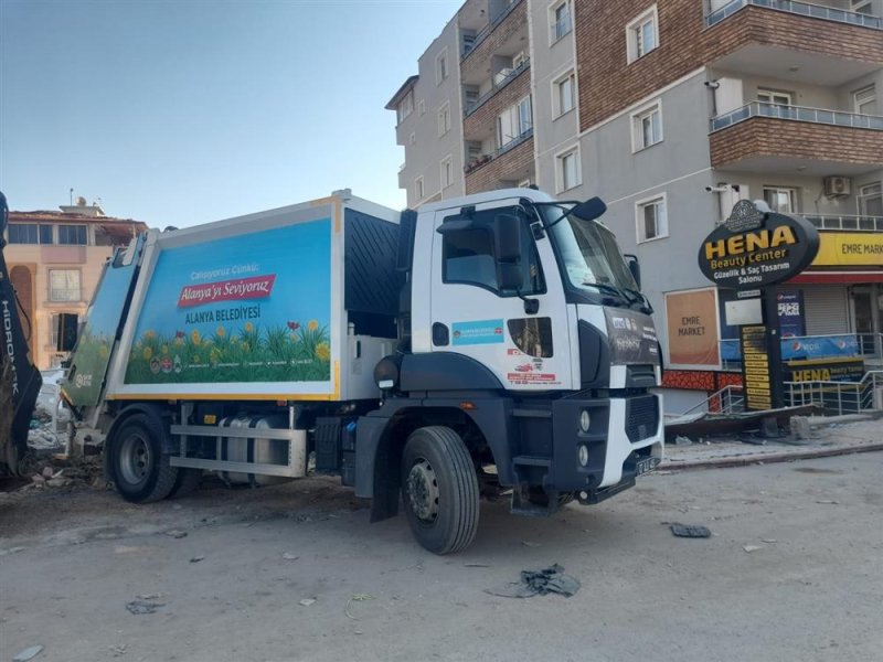 Alanya belediyesi temizlik ekibi deprem bölgesinde