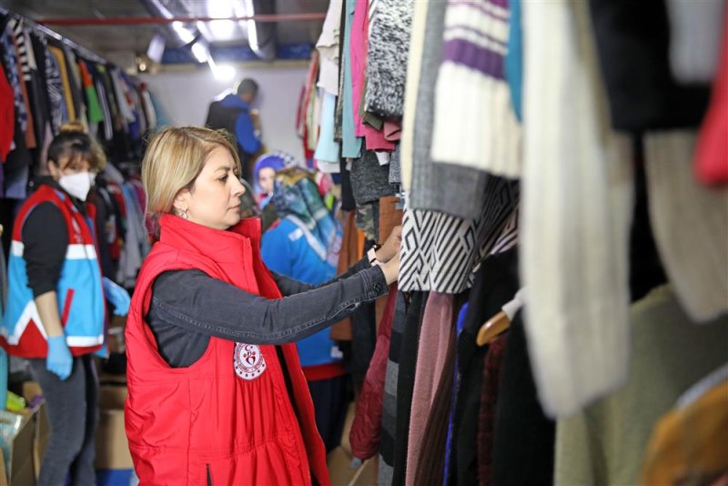 Alanya’ya gelen depremzedeler için yardım tırı oluşturuldu