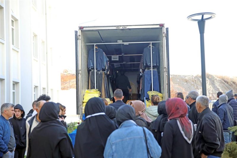 Alanya’ya gelen depremzedeler için yardım tırı oluşturuldu