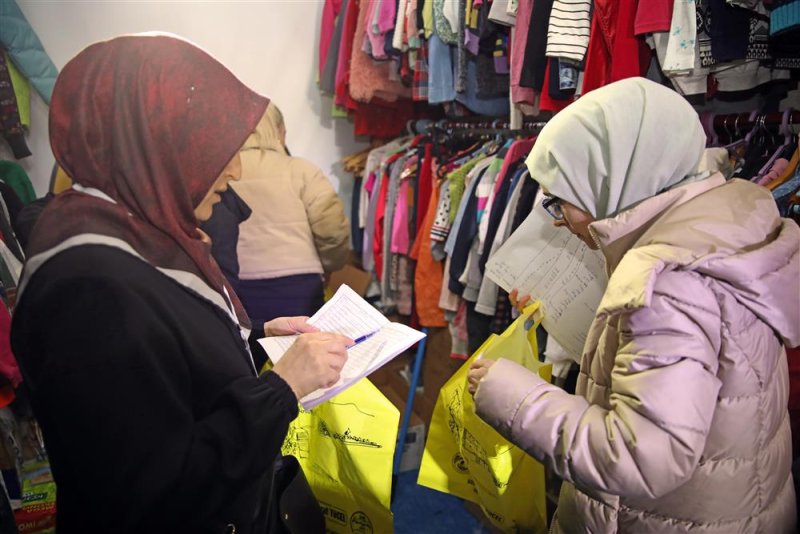 Alanya’ya gelen depremzedeler için yardım tırı oluşturuldu