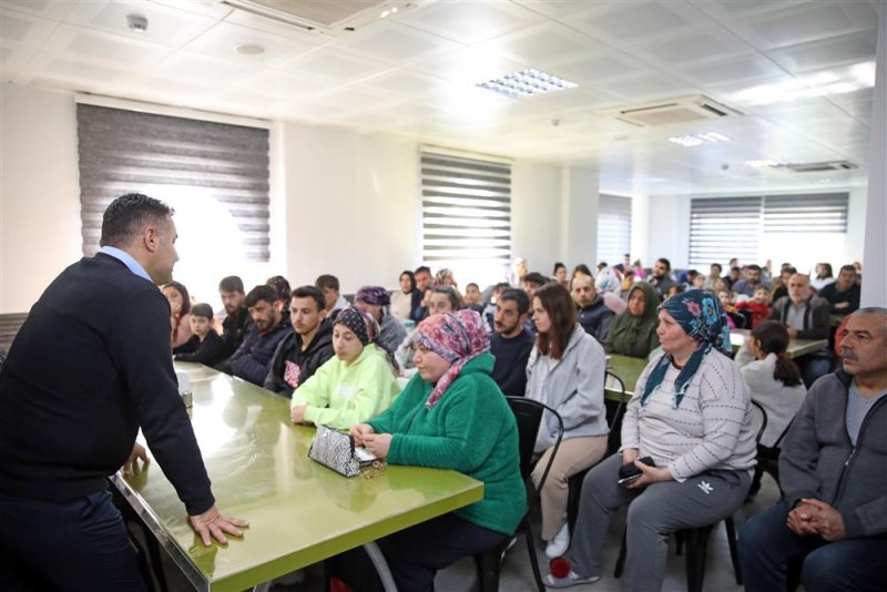 Başkan yücel, belediyenin yurdunda kalan depremzedeleri ziyaret etti