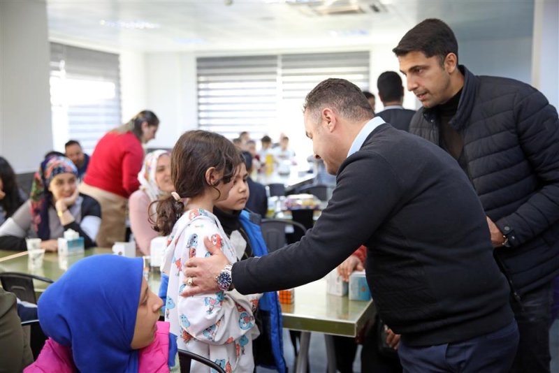 Başkan yücel, belediyenin yurdunda kalan depremzedeleri ziyaret etti
