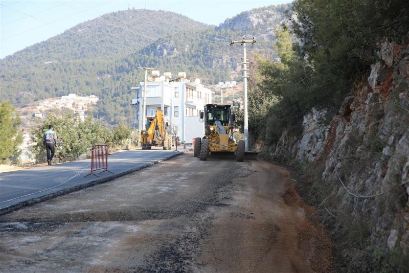 Kuzey alanya’yı merkeze ve yaylalara bağlayan bektaş yolunda asfalt yenileme çalışmaları hızla devam ediyor