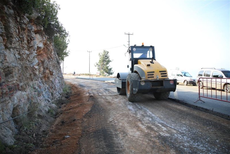 Kuzey alanya’yı merkeze ve yaylalara bağlayan bektaş yolunda asfalt yenileme çalışmaları hızla devam ediyor