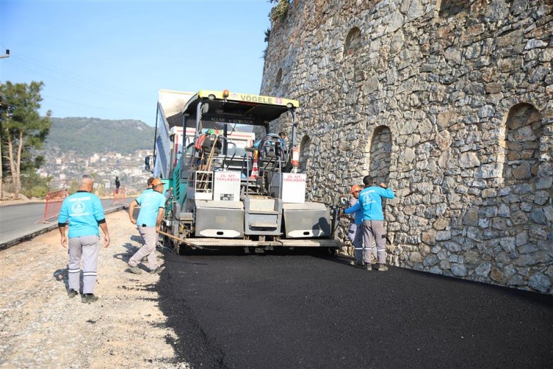 Kuzey alanya’yı merkeze ve yaylalara bağlayan bektaş yolunda asfalt yenileme çalışmaları hızla devam ediyor