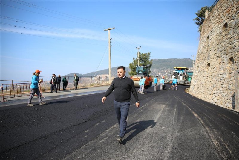 Kuzey alanya’yı merkeze ve yaylalara bağlayan bektaş yolunda asfalt yenileme çalışmaları hızla devam ediyor