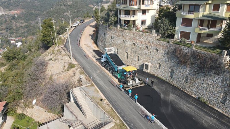 Kuzey alanya’yı merkeze ve yaylalara bağlayan bektaş yolunda asfalt yenileme çalışmaları hızla devam ediyor