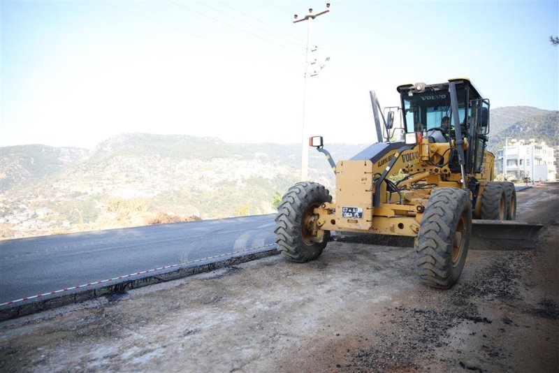 Kuzey alanya’yı merkeze ve yaylalara bağlayan bektaş yolunda asfalt yenileme çalışmaları hızla devam ediyor