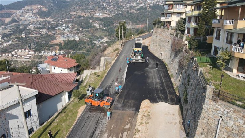 Kuzey alanya’yı merkeze ve yaylalara bağlayan bektaş yolunda asfalt yenileme çalışmaları hızla devam ediyor