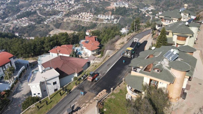 Kuzey alanya’yı merkeze ve yaylalara bağlayan bektaş yolunda asfalt yenileme çalışmaları hızla devam ediyor