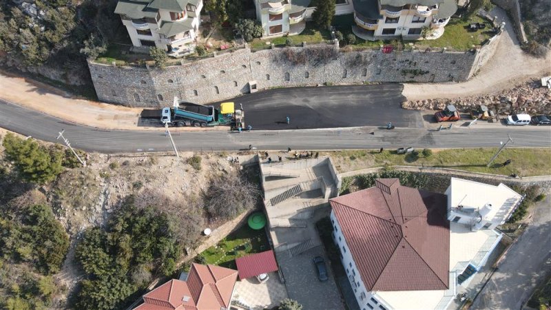 Kuzey alanya’yı merkeze ve yaylalara bağlayan bektaş yolunda asfalt yenileme çalışmaları hızla devam ediyor