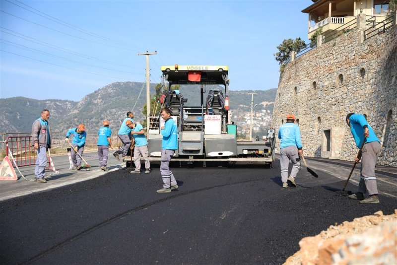 Kuzey alanya’yı merkeze ve yaylalara bağlayan bektaş yolunda asfalt yenileme çalışmaları hızla devam ediyor