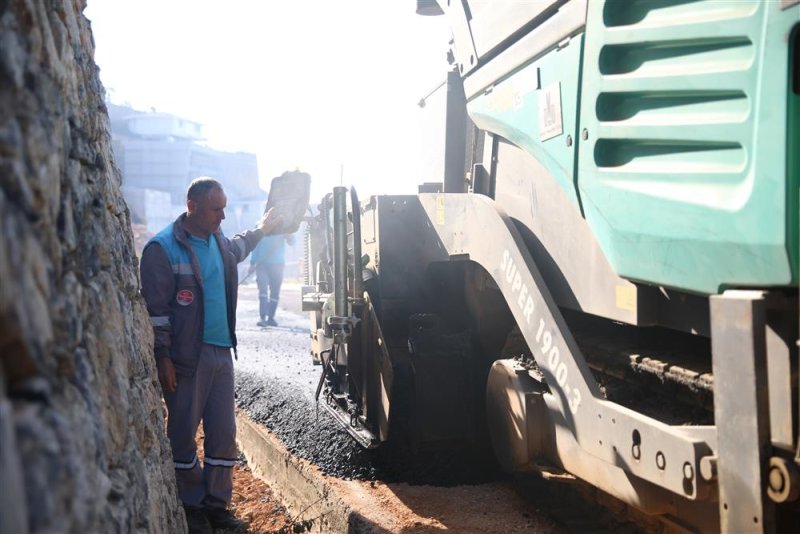 Kuzey alanya’yı merkeze ve yaylalara bağlayan bektaş yolunda asfalt yenileme çalışmaları hızla devam ediyor