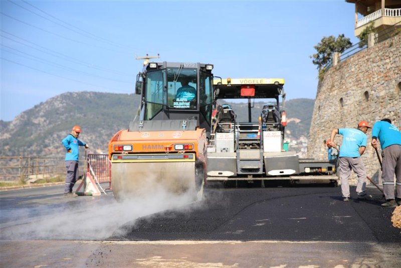 Kuzey alanya’yı merkeze ve yaylalara bağlayan bektaş yolunda asfalt yenileme çalışmaları hızla devam ediyor