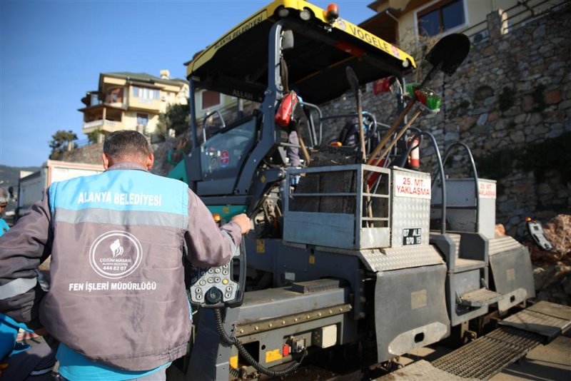 Kuzey alanya’yı merkeze ve yaylalara bağlayan bektaş yolunda asfalt yenileme çalışmaları hızla devam ediyor