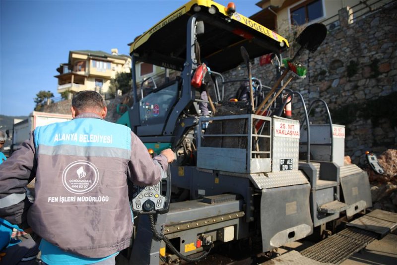 Kuzey alanya’yı merkeze ve yaylalara bağlayan bektaş yolunda asfalt yenileme çalışmaları hızla devam ediyor