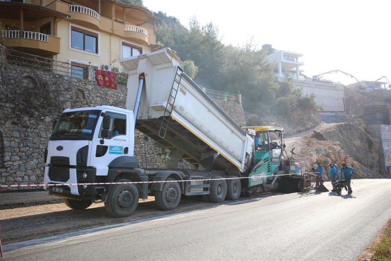 Kuzey alanya’yı merkeze ve yaylalara bağlayan bektaş yolunda asfalt yenileme çalışmaları hızla devam ediyor