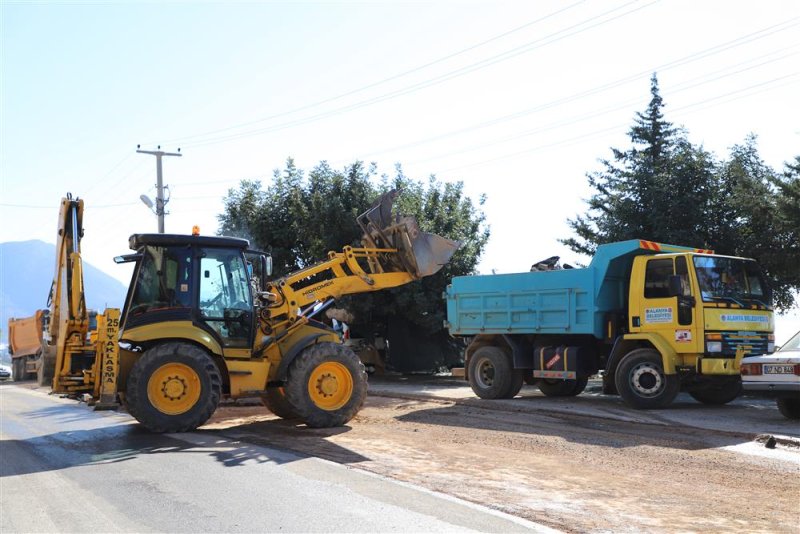 Merkez mahallelerde başlatılan asfalt yenileme çalışmaları bektaş mahallesi’nde devam ediyor