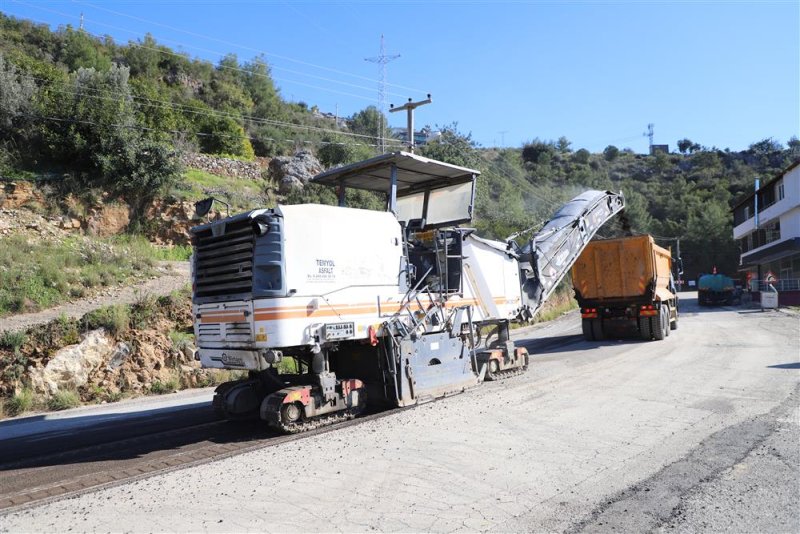 Merkez mahallelerde başlatılan asfalt yenileme çalışmaları bektaş mahallesi’nde devam ediyor