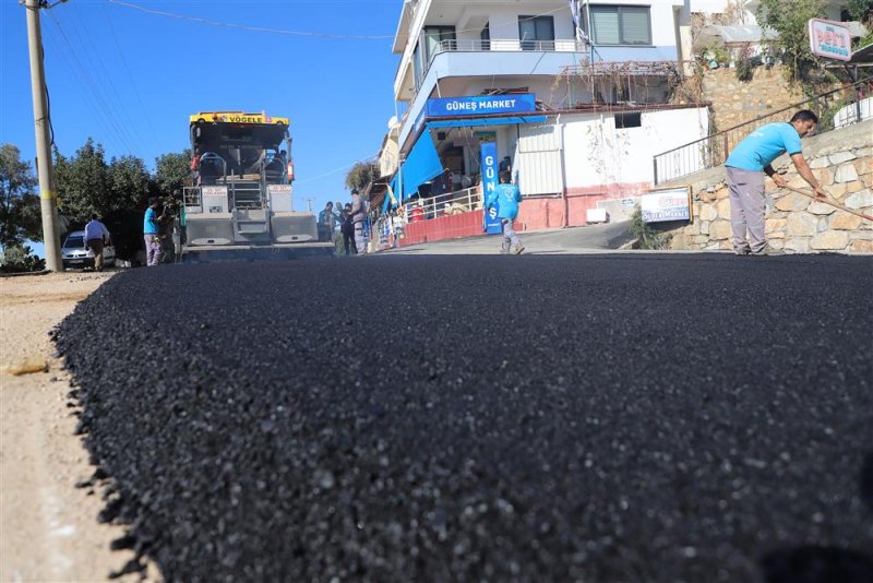 Merkez mahallelerde başlatılan asfalt yenileme çalışmaları bektaş mahallesi’nde devam ediyor