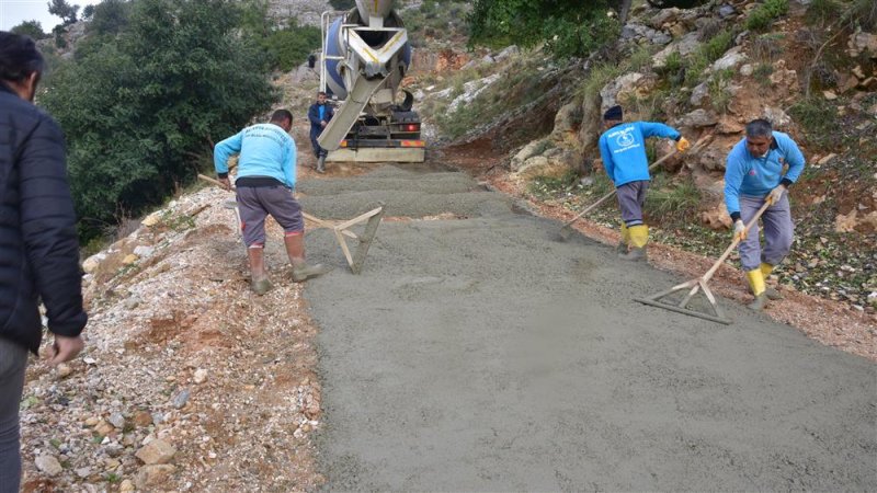 Yaşlı ve engelli çiftin yol sorununu başkan yücel çözdü