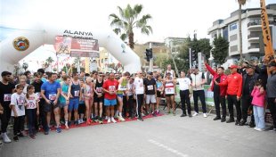 23. alanya atatürk halk koşusu ve yarı maratonu tamamlandı