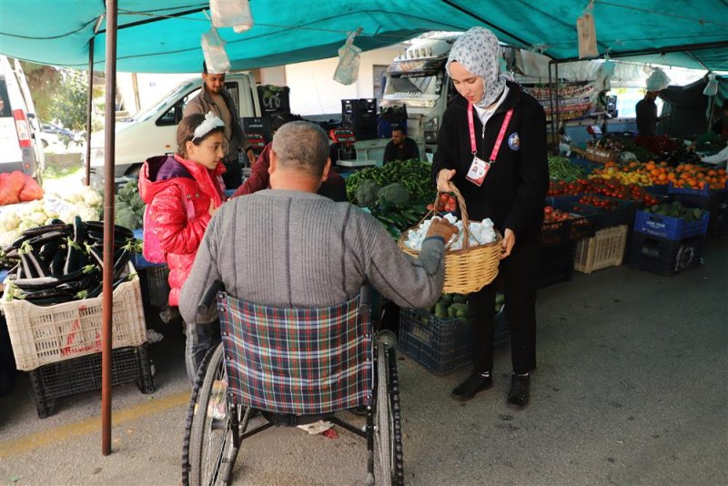 Alanya belediyesi berat kandilinde lokum dağıttı