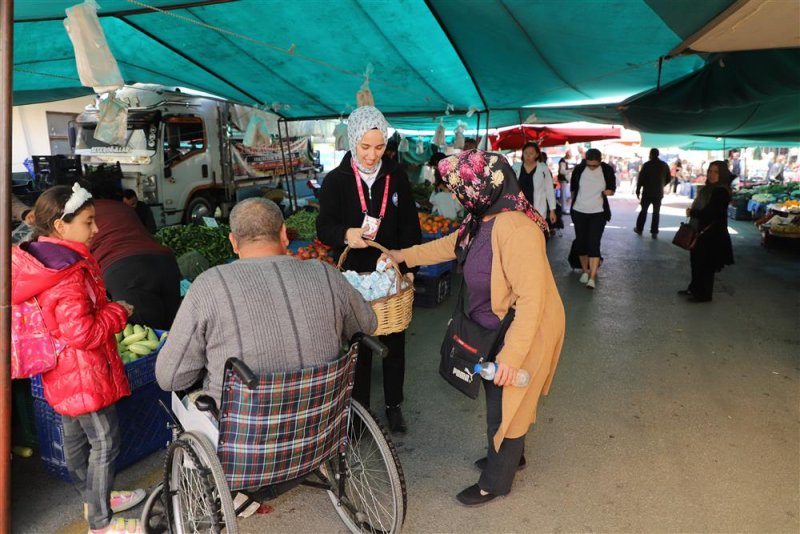 Alanya belediyesi berat kandilinde lokum dağıttı