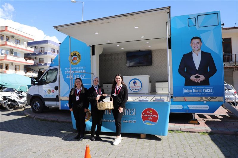 Alanya belediyesi berat kandilinde lokum dağıttı