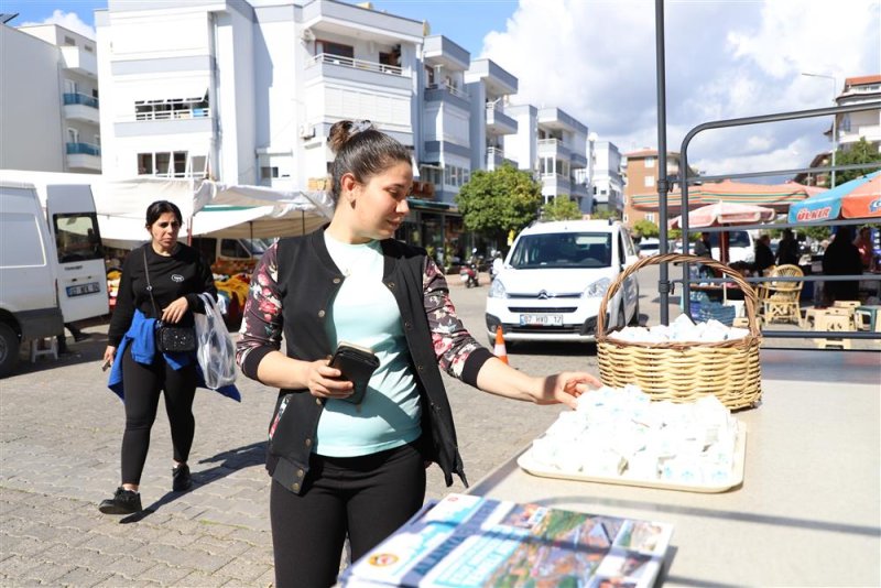 Alanya belediyesi berat kandilinde lokum dağıttı