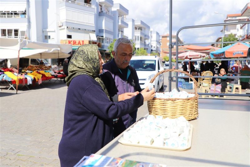 Alanya belediyesi berat kandilinde lokum dağıttı