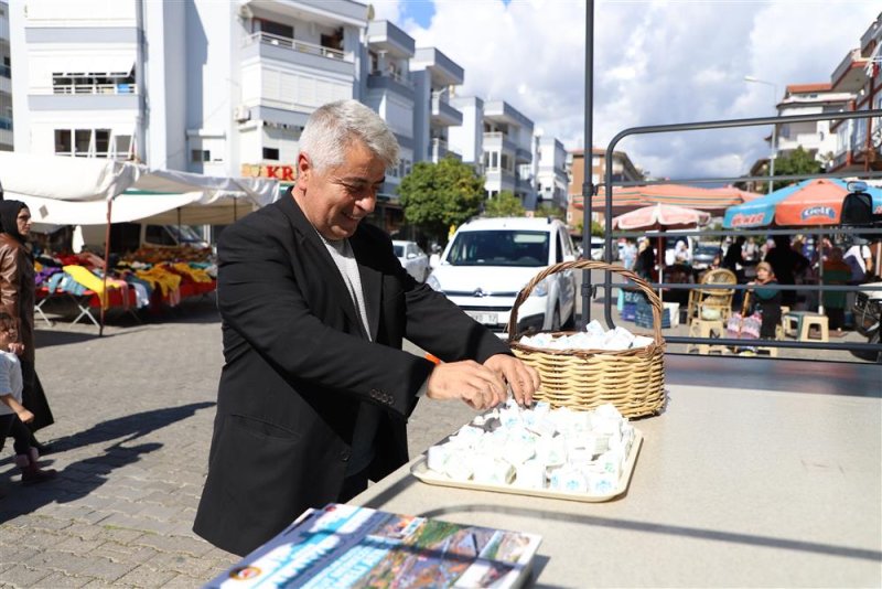 Alanya belediyesi berat kandilinde lokum dağıttı