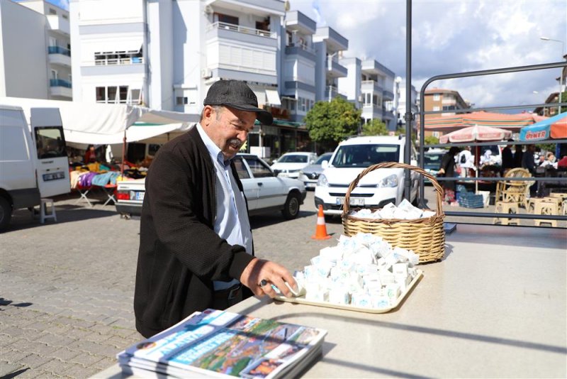 Alanya belediyesi berat kandilinde lokum dağıttı